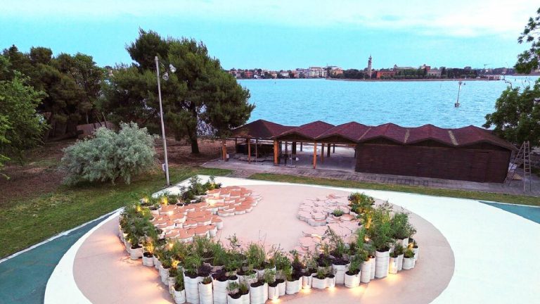 En San Servolo, Venecia abren un anfiteatro con forma de flor impreso en 3D